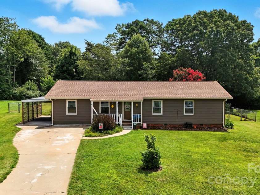 952 30th Street, Conover, NC 28613.  MLS# CAR4283156, YatesRealty ID 35142. 