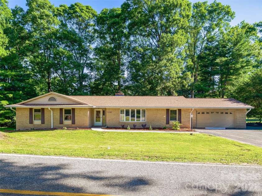 3158 Florida Drive, Hendersonville, NC 28792.  MLS# CAR4398158, YatesRealty ID 35143. 