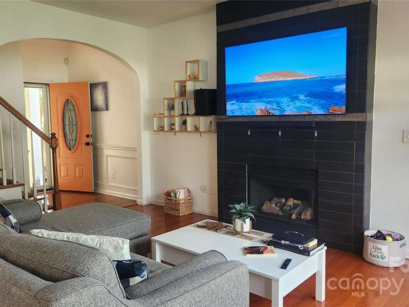 1805 Crabapple Tree Lane, Charlotte, NC 28214.  MLS# CAR4293333, YatesRealty ID 35144. Living Room