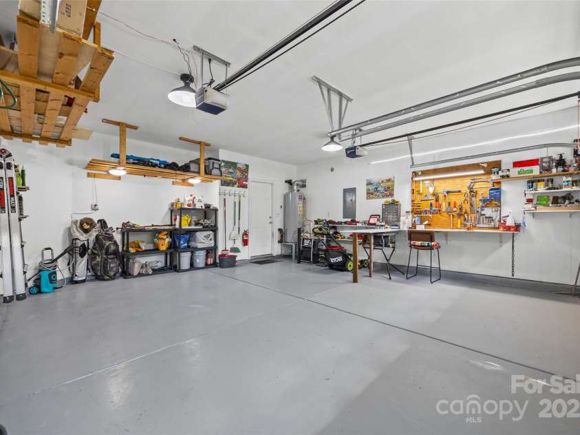 1805 Crabapple Tree Lane, Charlotte, NC 28214.  MLS# CAR4293333, YatesRealty ID 35144. Lots of storage, light and epoxy floors