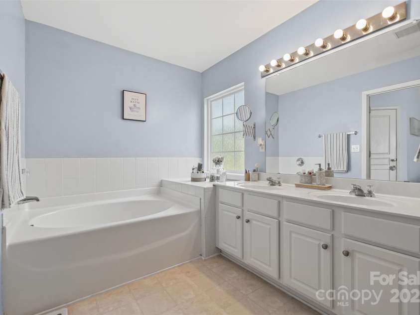 1805 Crabapple Tree Lane, Charlotte, NC 28214.  MLS# CAR4293333, YatesRealty ID 35144. Primary bathroom