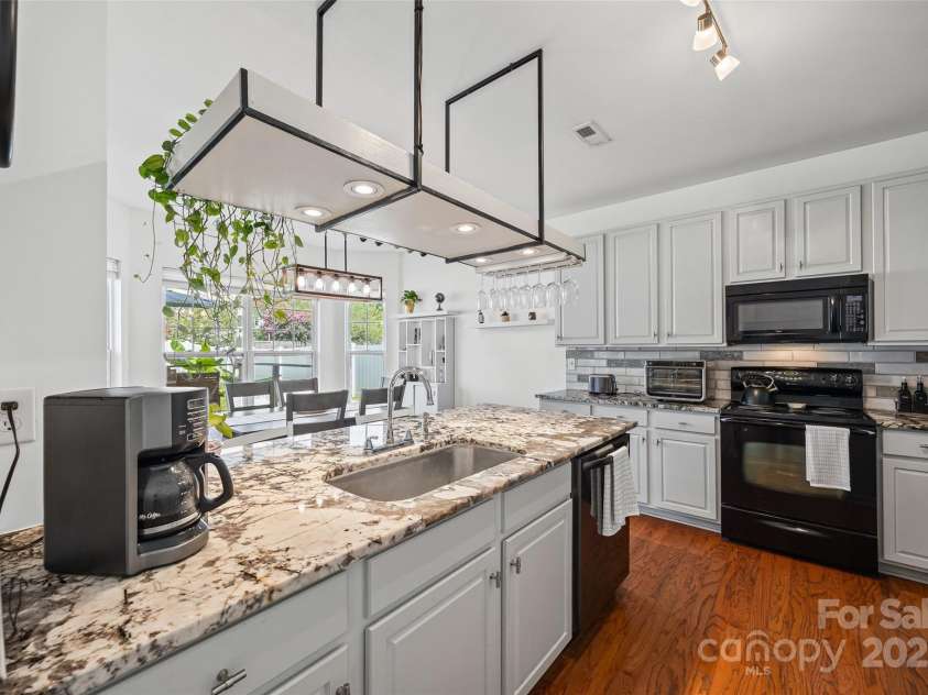 1805 Crabapple Tree Lane, Charlotte, NC 28214.  MLS# CAR4293333, YatesRealty ID 35144. Updated peninsula
