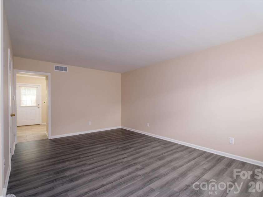 6810 Farmingdale Drive, Charlotte, NC 28212.  MLS# CAR4407486, YatesRealty ID 35144. 