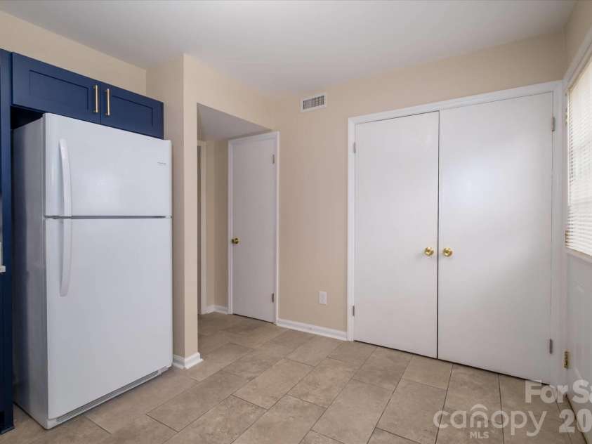 6810 Farmingdale Drive, Charlotte, NC 28212.  MLS# CAR4407486, YatesRealty ID 35144. 