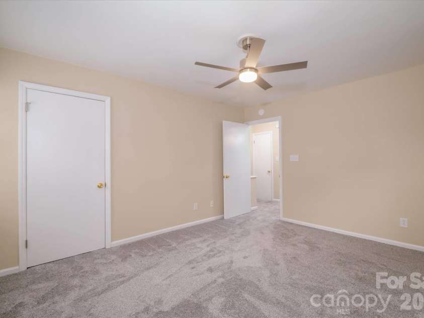 6810 Farmingdale Drive, Charlotte, NC 28212.  MLS# CAR4407486, YatesRealty ID 35144. 