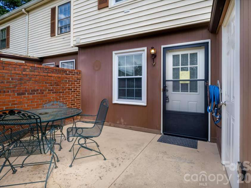 6810 Farmingdale Drive, Charlotte, NC 28212.  MLS# CAR4407486, YatesRealty ID 35144. 