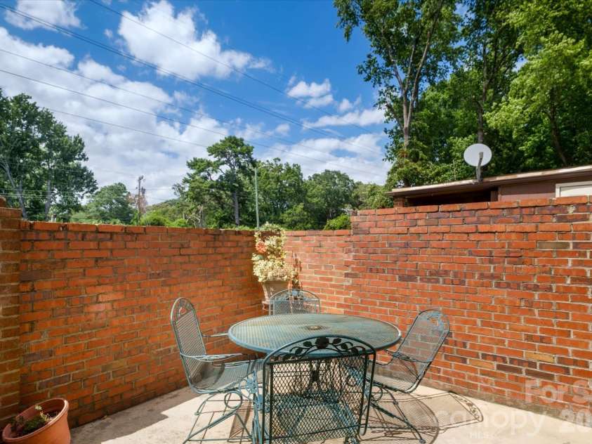 6810 Farmingdale Drive, Charlotte, NC 28212.  MLS# CAR4407486, YatesRealty ID 35144. 