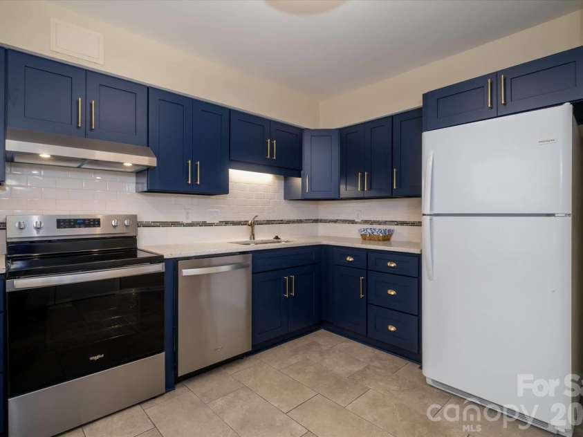 6810 Farmingdale Drive, Charlotte, NC 28212.  MLS# CAR4431960, YatesRealty ID 35144. 