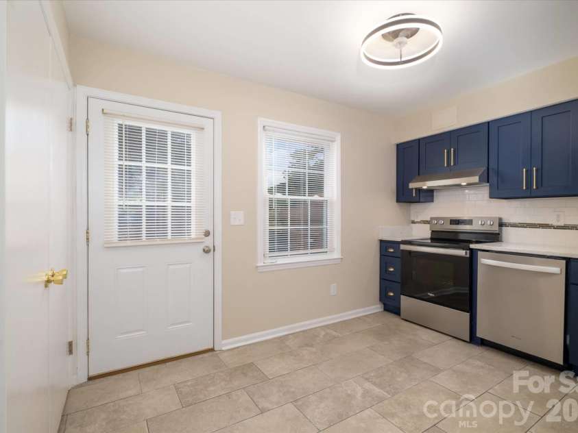 6810 Farmingdale Drive, Charlotte, NC 28212.  MLS# CAR4431960, YatesRealty ID 35144. 