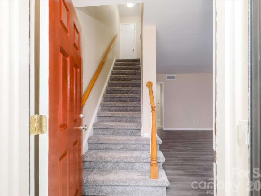 6810 Farmingdale Drive, Charlotte, NC 28212.  MLS# CAR4431960, YatesRealty ID 35144. 