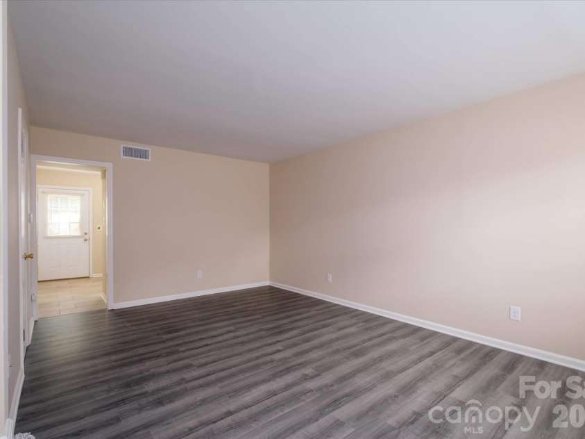 6810 Farmingdale Drive, Charlotte, NC 28212.  MLS# CAR4431960, YatesRealty ID 35144. 