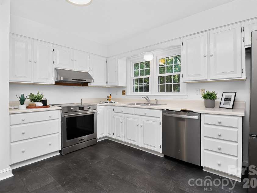 6725 Windyrush Road, Charlotte, NC 28226.  MLS# CAR4395137, YatesRealty ID 35145. 