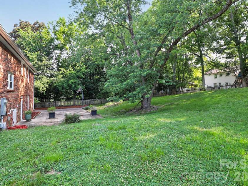 6725 Windyrush Road, Charlotte, NC 28226.  MLS# CAR4395137, YatesRealty ID 35145. 