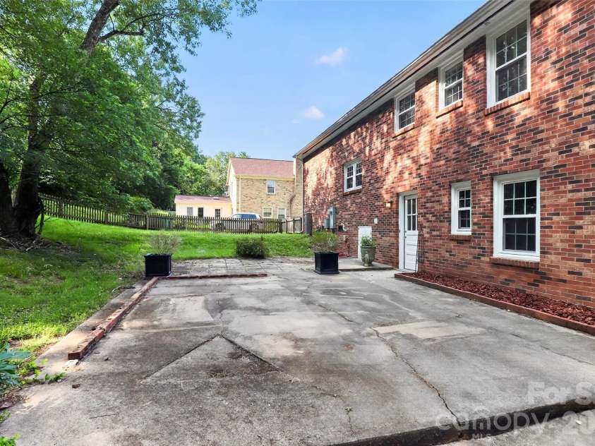 6725 Windyrush Road, Charlotte, NC 28226.  MLS# CAR4395137, YatesRealty ID 35145. 