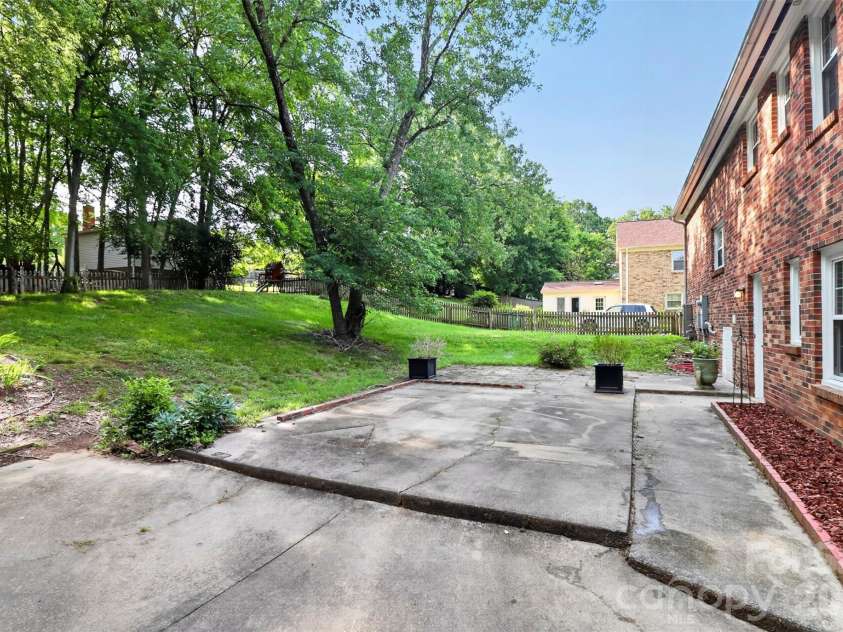 6725 Windyrush Road, Charlotte, NC 28226.  MLS# CAR4395137, YatesRealty ID 35145. 