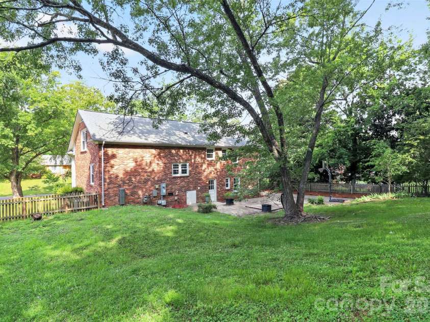 6725 Windyrush Road, Charlotte, NC 28226.  MLS# CAR4395137, YatesRealty ID 35145. 