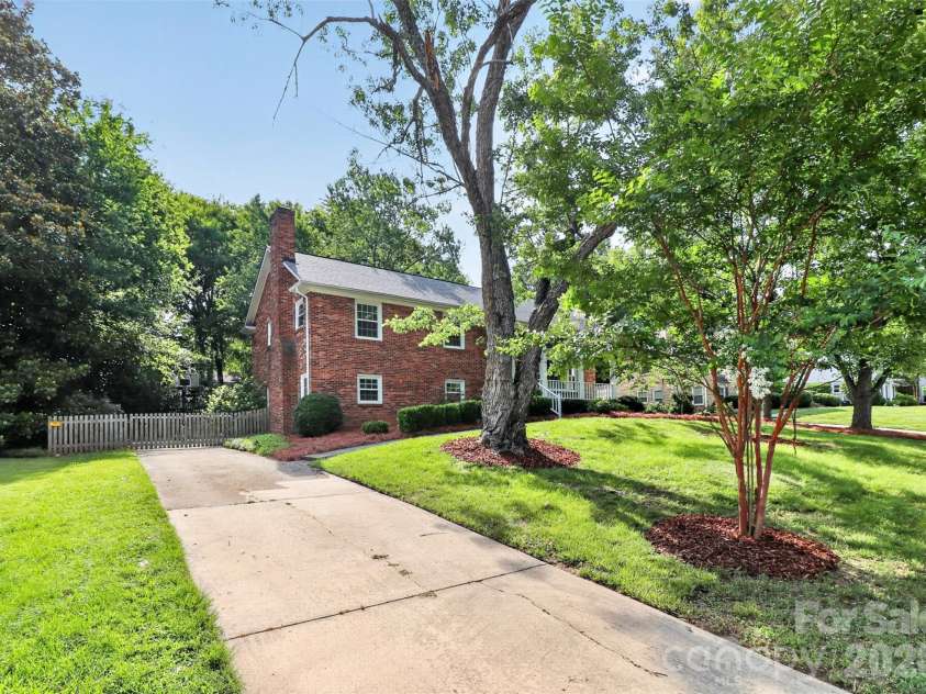 6725 Windyrush Road, Charlotte, NC 28226.  MLS# CAR4395137, YatesRealty ID 35145. 