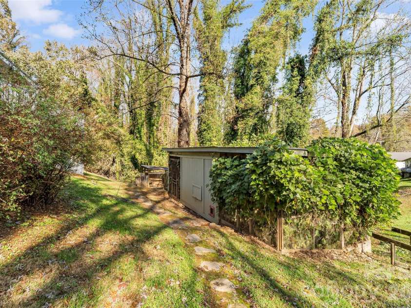 325 Dogwood Lane, Marion, NC 28752.  MLS# CAR4392988, YatesRealty ID 35150. 