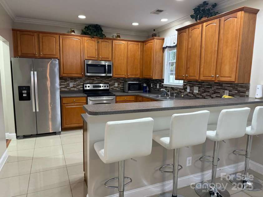 11001 Dulin Creek Boulevard, Charlotte, NC 28215.  MLS# CAR4287097, YatesRealty ID 35152. Kitchen