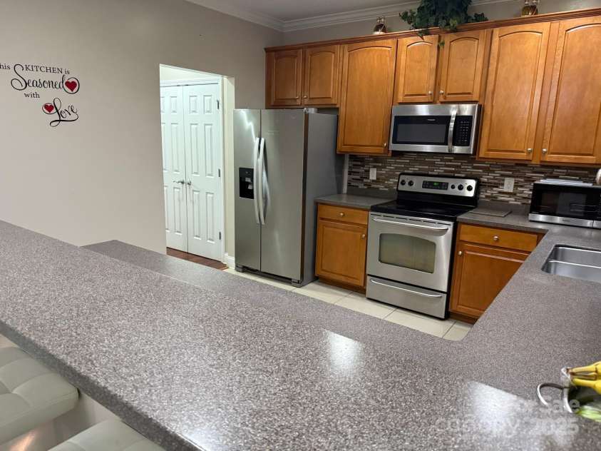 11001 Dulin Creek Boulevard, Charlotte, NC 28215.  MLS# CAR4287097, YatesRealty ID 35152. Kitchen 