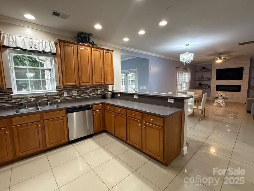 11001 Dulin Creek Boulevard, Charlotte, NC 28215.  MLS# CAR4287097, YatesRealty ID 35152. Kitchen