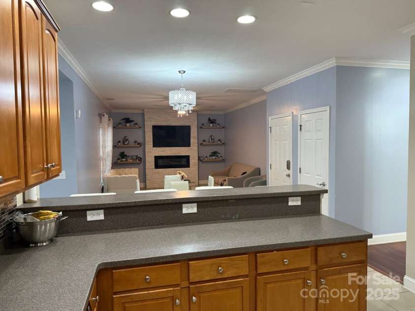 11001 Dulin Creek Boulevard, Charlotte, NC 28215.  MLS# CAR4287097, YatesRealty ID 35152. Kitchen