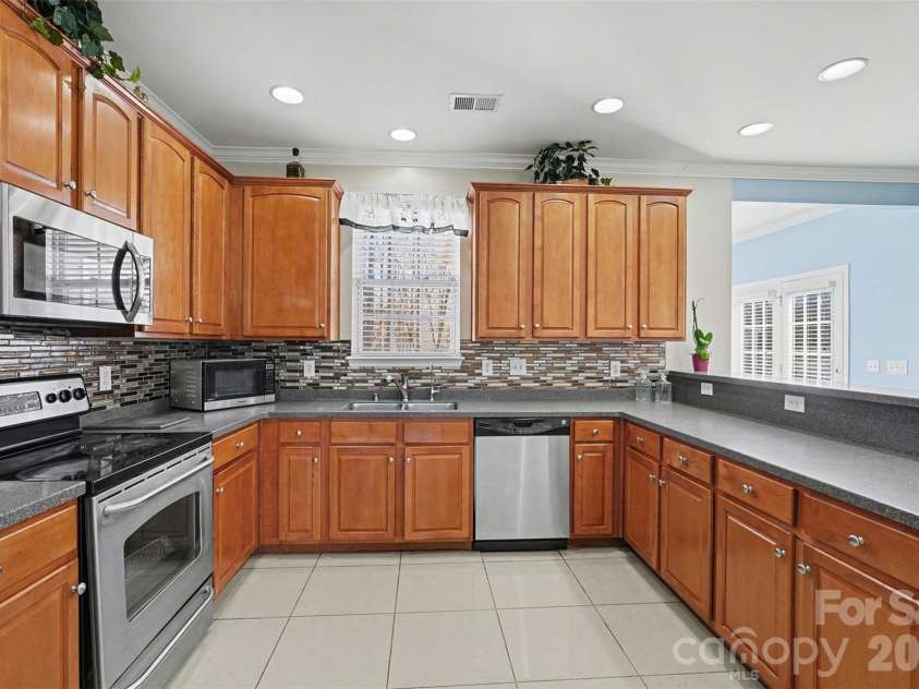 11001 Dulin Creek Boulevard, Charlotte, NC 28215.  MLS# CAR4287097, YatesRealty ID 35152. Kitchen