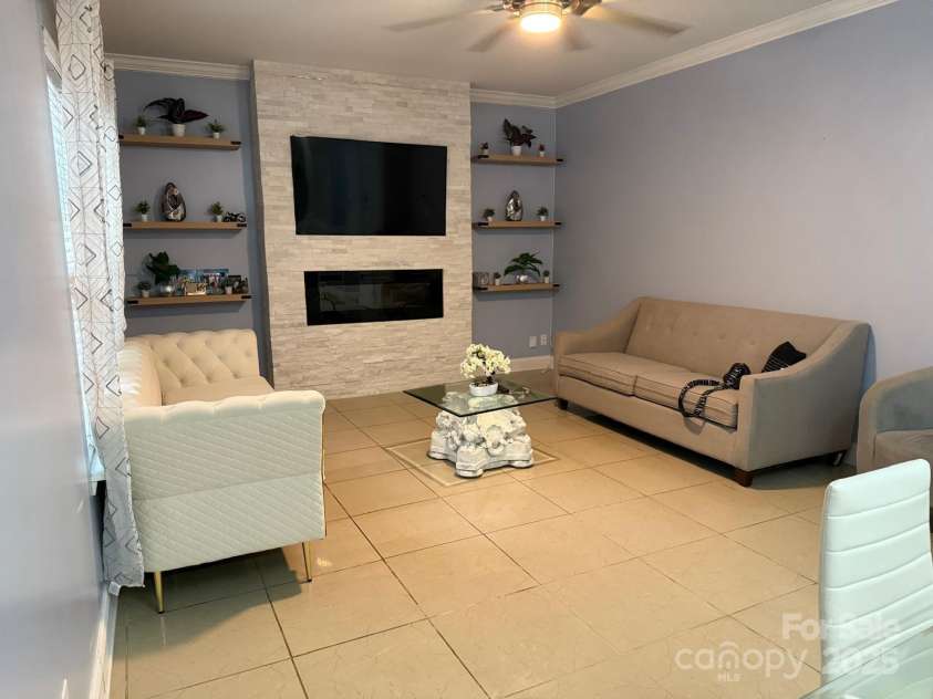 11001 Dulin Creek Boulevard, Charlotte, NC 28215.  MLS# CAR4287097, YatesRealty ID 35152. Living Room