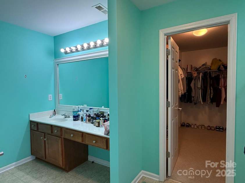 11001 Dulin Creek Boulevard, Charlotte, NC 28215.  MLS# CAR4287097, YatesRealty ID 35152. Main Bathroom
