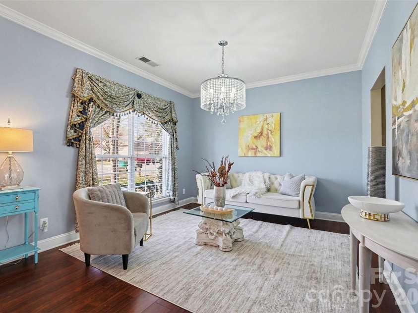 11001 Dulin Creek Boulevard, Charlotte, NC 28215.  MLS# CAR4287097, YatesRealty ID 35152. Sitting Area