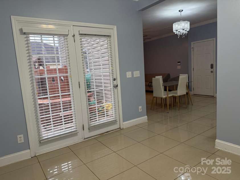 11001 Dulin Creek Boulevard, Charlotte, NC 28215.  MLS# CAR4287097, YatesRealty ID 35152. Solarium