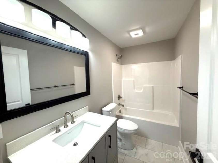 1733 Rollingwood Drive, Kannapolis, NC 28081.  MLS# CAR4399474, YatesRealty ID 35154. Bathroom #2