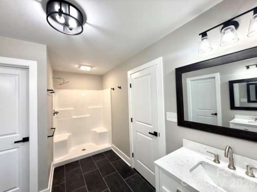 1733 Rollingwood Drive, Kannapolis, NC 28081.  MLS# CAR4399474, YatesRealty ID 35154. Primary Bath