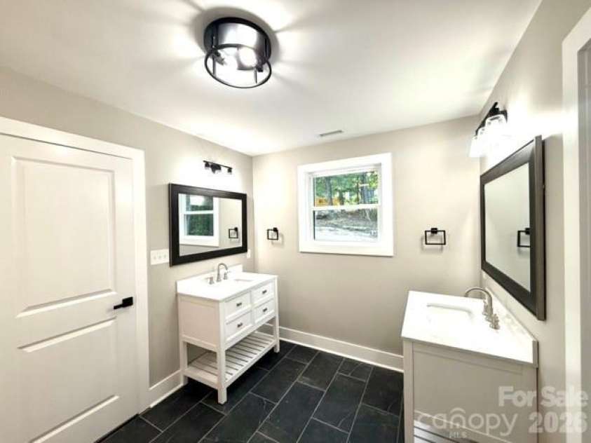 1733 Rollingwood Drive, Kannapolis, NC 28081.  MLS# CAR4399474, YatesRealty ID 35154. Primary Bath
