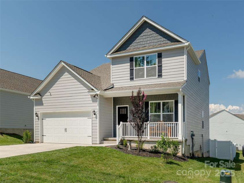 596 Country Oak Drive, Asheville, NC 28804.  MLS# CAR4293790, YatesRealty ID 35155. 