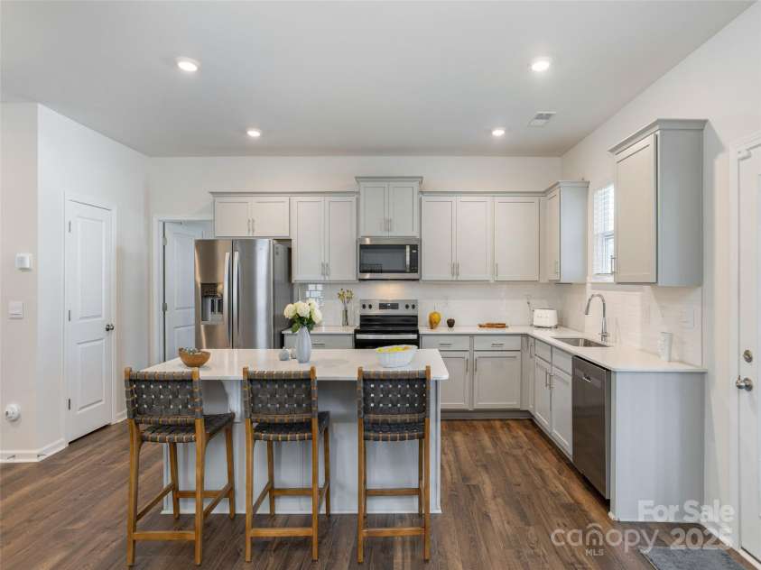 596 Country Oak Drive, Asheville, NC 28804.  MLS# CAR4293790, YatesRealty ID 35155. 