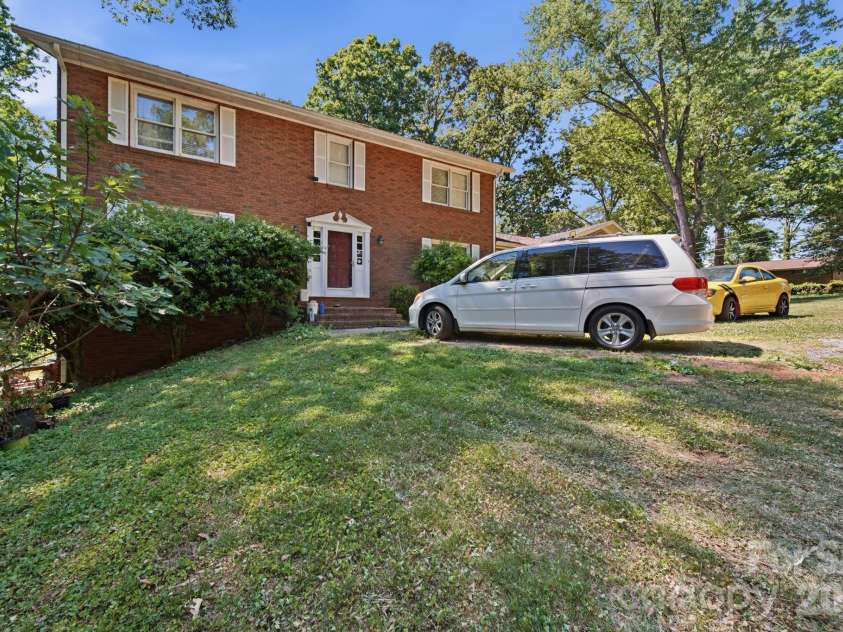 970 23rd Avenue, Hickory, NC 28601.  MLS# CAR4385479, YatesRealty ID 35156. 