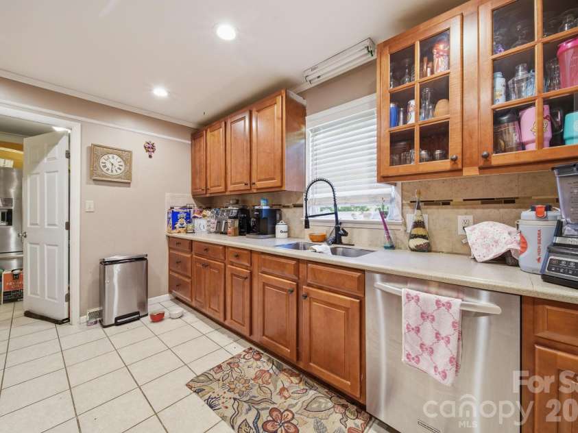 970 23rd Avenue, Hickory, NC 28601.  MLS# CAR4385479, YatesRealty ID 35156. 