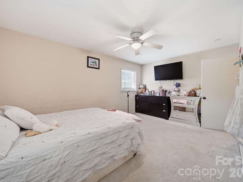 970 23rd Avenue, Hickory, NC 28601.  MLS# CAR4385479, YatesRealty ID 35156. 