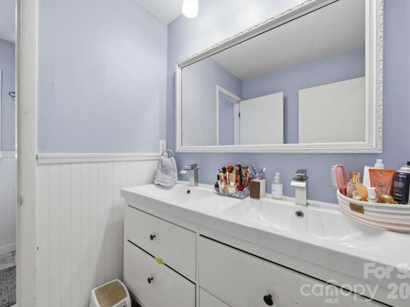 970 23rd Avenue, Hickory, NC 28601.  MLS# CAR4385479, YatesRealty ID 35156. 