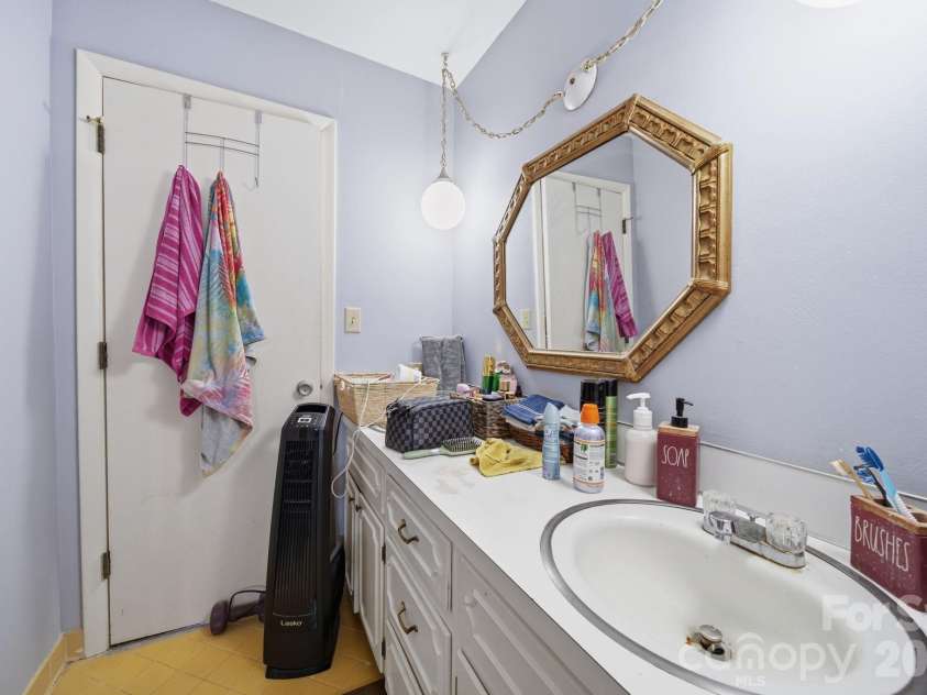 970 23rd Avenue, Hickory, NC 28601.  MLS# CAR4385479, YatesRealty ID 35156. 