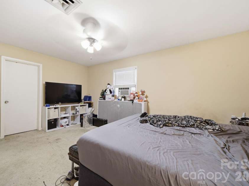 970 23rd Avenue, Hickory, NC 28601.  MLS# CAR4385479, YatesRealty ID 35156. 