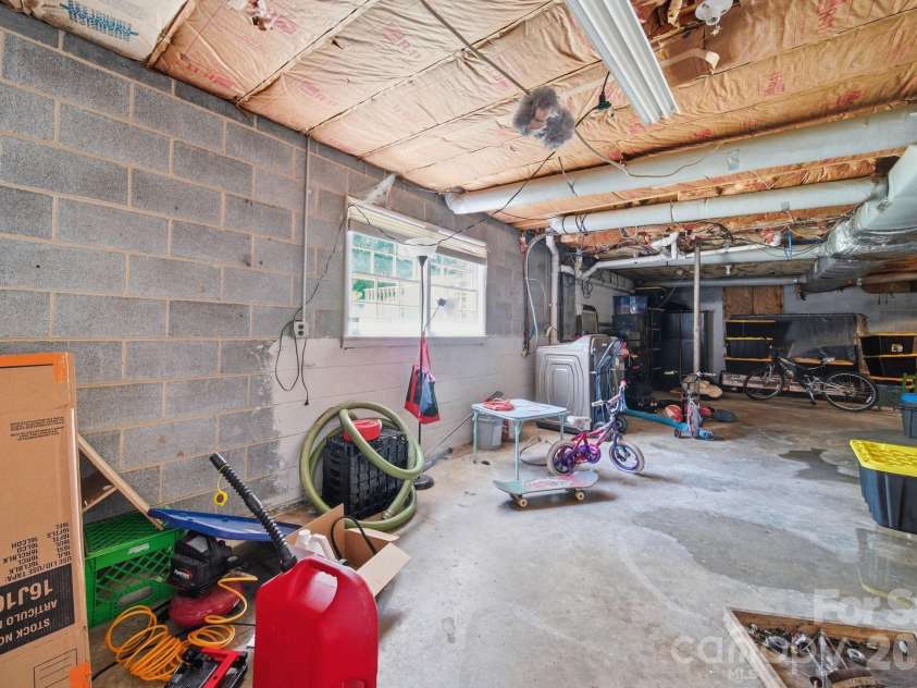 970 23rd Avenue, Hickory, NC 28601.  MLS# CAR4385479, YatesRealty ID 35156. 