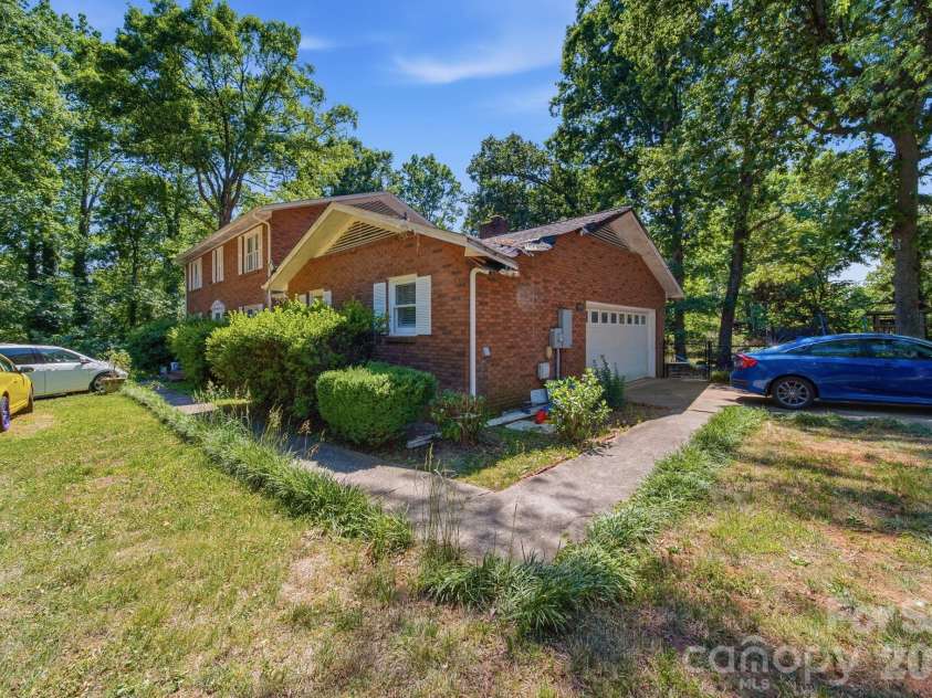 970 23rd Avenue, Hickory, NC 28601.  MLS# CAR4385479, YatesRealty ID 35156. 