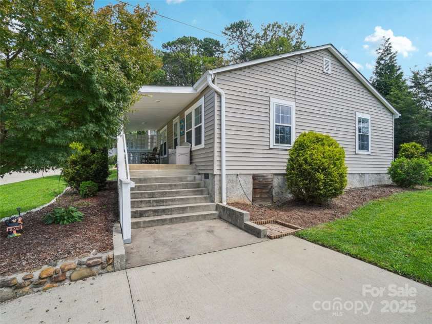 503 Pearl View Drive, Black Mountain, NC 28711.  MLS# CAR4295703, YatesRealty ID 35157. 