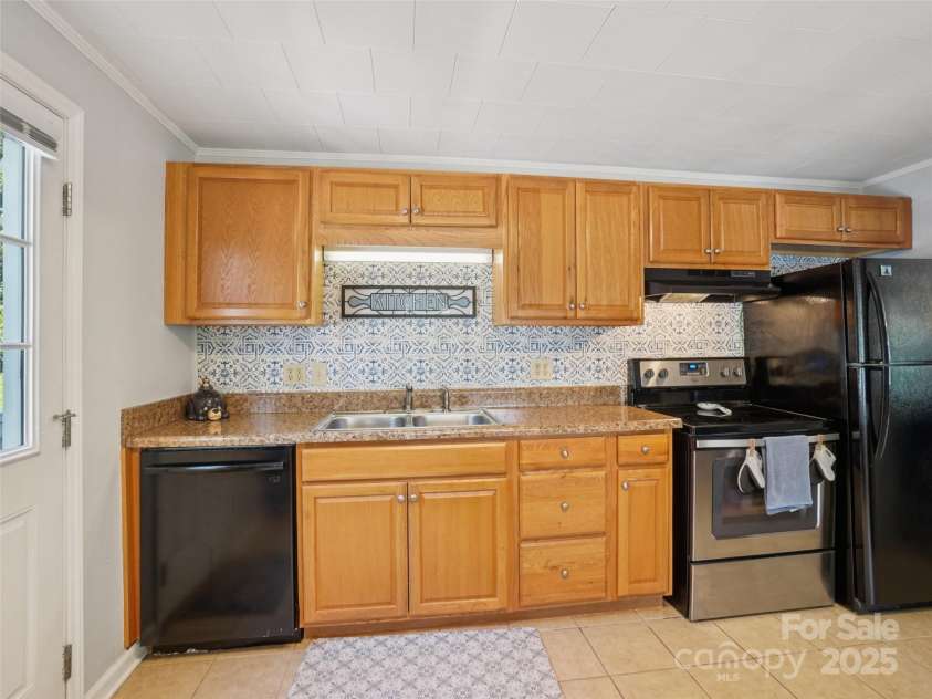 503 Pearl View Drive, Black Mountain, NC 28711.  MLS# CAR4295703, YatesRealty ID 35157. 