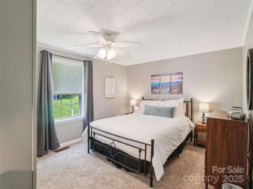 503 Pearl View Drive, Black Mountain, NC 28711.  MLS# CAR4295703, YatesRealty ID 35157. 