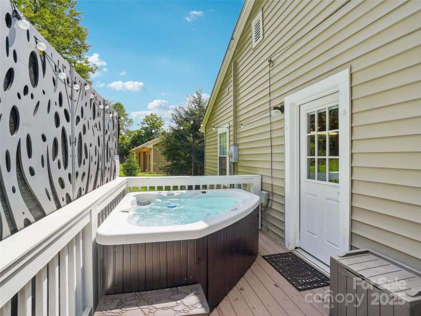 503 Pearl View Drive, Black Mountain, NC 28711.  MLS# CAR4295703, YatesRealty ID 35157. 