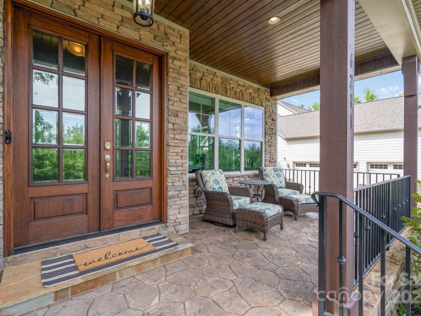 6211 Jepson Court, Charlotte, NC 28214.  MLS# CAR4293083, YatesRealty ID 35158. Front covered porch
