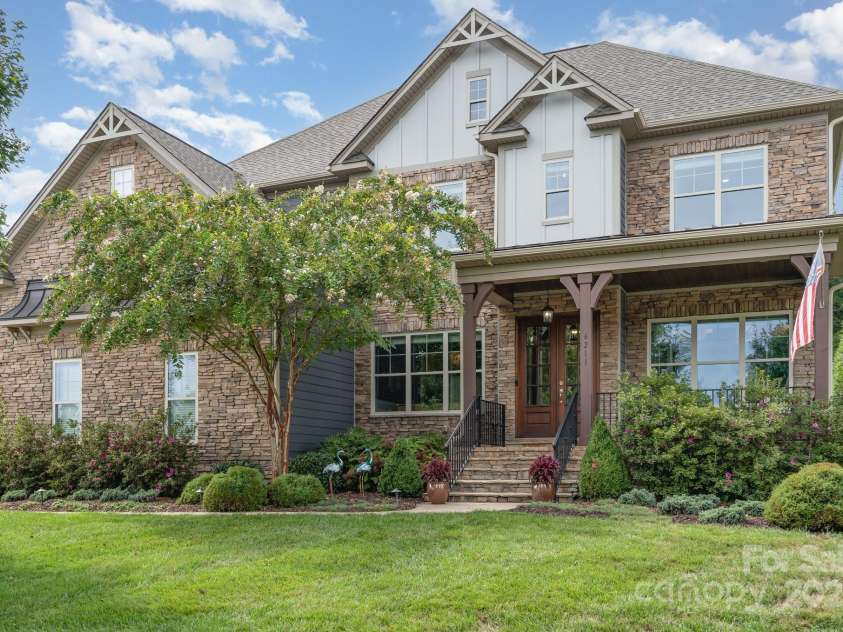 6211 Jepson Court, Charlotte, NC 28214.  MLS# CAR4293083, YatesRealty ID 35158. Front view of the home.